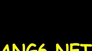 可爱女孩舔他的鸡巴带来狂野愉悦