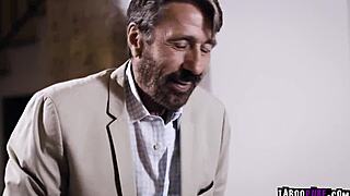 Тийн дъщеря Емили Уилис и Наоми Суон започват дива тройка със заварен татко Стив Холмс