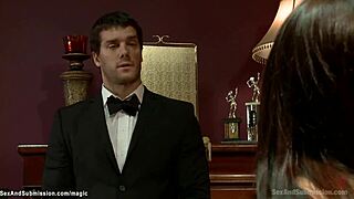 Pozrieš si, ako komorník dominuje busty babe v tesnom bondage?