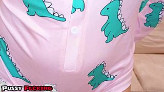 Anak tiri sebenar dalam piyama ditumbuk keras sebelum tidur dalam promo