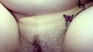 Min elsker rører mig mens jeg svarer en besked til min mand, rører min latinske fisse