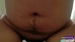 Stranac mi razmakne noge i jebe me jako za keš