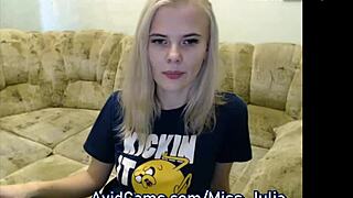 Señorita Julia, linda adolescente letona 18+, se desnuda en webcam de Avidcams