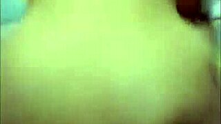 Ja sam venezuelanska tinejdžerka 18+ sa velikom guzom koja dobija duboko grlo i jebanje u pozi psa.