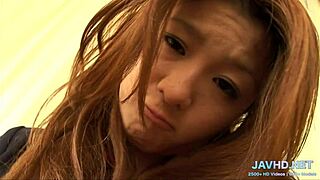 สาวญี่ปุ่นวัยรุ่น 18+ ในกระโปรงสั้นล่อใจในคอมไพล์ร้อน