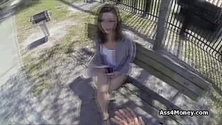 אלף דולר בשביל סקס חיצוני מהיר עם צעירה 18+ חטובה