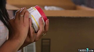 헤이, 귀여운 지나 발렌티나가 첫 블로뱅에서 다섯 큰 자지 다루는 거 봐