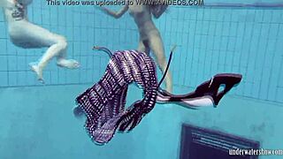 毛むくじゃらの丸いケツの女の子たちが屋外プールでストリップして泳ぐ😍