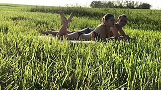 Ngewe keras sama cewek blonde Rusia kurus di belakang layar