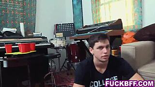 La botella gira y lleva a orgía de chicas 18+