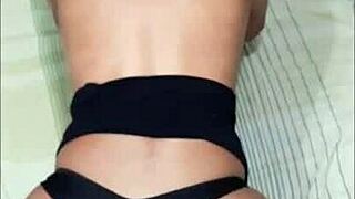 Nuori tyttö tuliperseessä puhdasta kiusaa rs