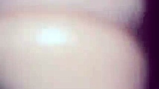 18+ tenåring utforsker trang fitte med leker og dildo