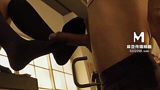 狂野预告片中，模特Su An Ya加入学校超级性爱课程。她被测量体能然后传教士姿势弯腰