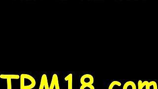 Explorând dorințele sălbatice ale unei frumuseți în timpul sesiunii de masaj nuru