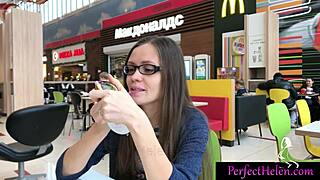 Ehi, guardami succhiare il cazzo di uno sconosciuto al resort!