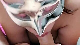 Emmův lapdance se změní v tahanec, tření klitorisu a orgasmus oholené pičky