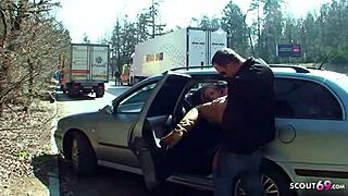 זונה טין 18+ אמיתית מתכופפת לזיין בחוץ בחניה