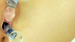 Mladá 18+ milujúca kurce si hrá so svojou šťavnatou pičkou