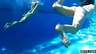 Хей, искаш ли да се присъединиш към груб секс на това диво обществено парти?