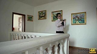 Daddy4K lepotica sesa starega moškega in dobi svojo sissy trdo jebano