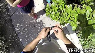 よ、プレイガール・コートニー・ロックスが金のためにストレートにチンポ吸う、ワイルドだ！😜