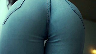 Frister deg med rumpa mi klemt i stramme jeans og små 18+ truser