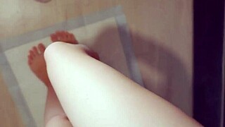 Estoy meando para ti en dominación sensual con coño afeitado de joven 18+