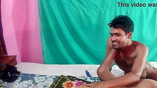 Gadis kecil amatur Bengali buat threesome blowjob dan seks depan kamera dengan kote besar