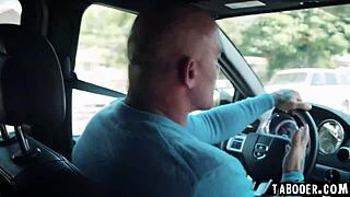 Joven reacia Kiarra Kai dominada por padrastro dominante Derrick Pierce