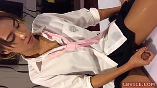 Ταϊλανδέζα Λέιντιμπόι Pai Χτυπάει το Σκληρό της Πούτσο Κάτω από τη Φούστα σε Σόλο Απσκέρτ Σέσιον