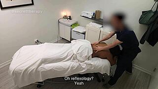 Jessica，一个丰满的黑人学生，渴望我的独特跨种族按摩，在隐藏摄像头下