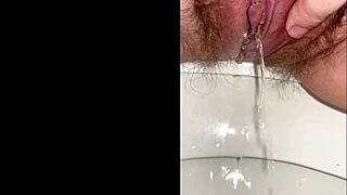 Piss-Tagebuch: Schau meine behaarte Muschi Pisse auf weiße Schenkel spritzen 💦