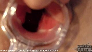 若いブロンドのサラが婦人科スペキュラムでマンコが開いてクローズアップでおしっこ