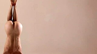 毛茸茸的少女Mochalkina展示惊人瑜伽柔韧性