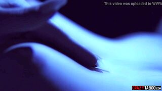 यंग गर्ल मैन और डॉल के साथ वाइल्ड ग्रुप फन में जुड़ती है