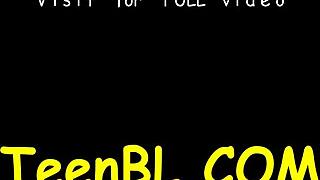 Moje vztrajanje pri deepthroat pihanju kurca poganja tega hunk-a noro od poželenja v gejevskem seksu.