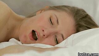 Sprawdź tę drobną 18+ ślicznotkę, której ciasna cipka i malutka 18+ dupka są mocno walone