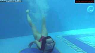 Nyd Lina Mercury og Mia Ferrari svømmer nøgne