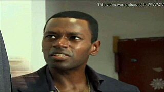 Ebony herečka s veľkými prsiami sa vyzlieka nahá