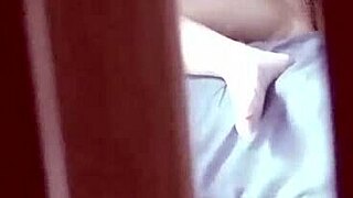 ドア越しに覗いて、ティーン18+の継娘がベッドルームで激しくオナニーしているのを見た。ワイルドだった！