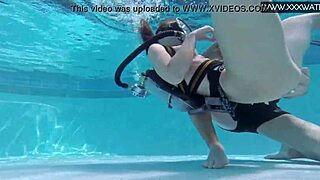 Minnie Manga drzno vzame kurca pod vodo