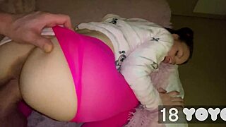 Beau-père étire sa petite chatte 18+ serrée