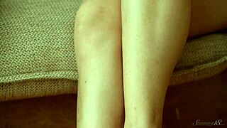 에로틱한 젊은 여자 섹시하게 알몸 드러내