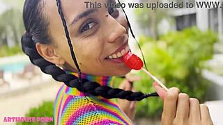 Umm, Violeta Grey, esta flaca colombiana, totalmente en chupar piruletas y cosas de pies...