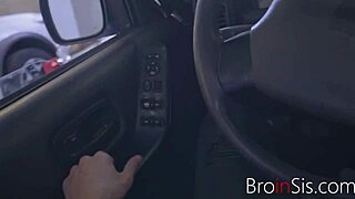 Tinejdžerka 18+ devica jaše kurac u fantazijskom jebanju