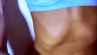 Madrasta prietenului meu este o femeie mai în vârstă dar are un corp incredibil de sexy care mă face să o doresc de fiecare dată când o văd