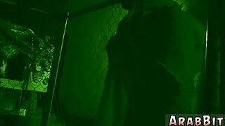 Liten teen 18+ tjej smyger in på militärbas för avsugning med gammal arabkille