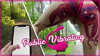 Beau-frère met vibro Lovense Lush à fond dans chatte de belle-sœur. Elle gigote nue en parc public rasée dehors.