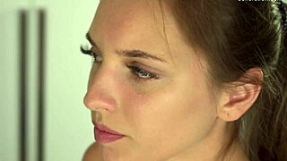 První krát Victorie Nedveslyuk, malé 18+ prsa bruneta ztrácí všechno!