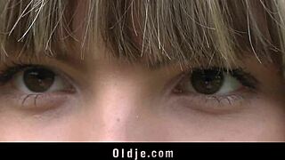 スリムなブロンド美女のきついアナルをオジサンに激しくドリル